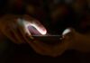 Celular antes dos 13 anos pode dobrar risco de problemas mentais, alerta estudo