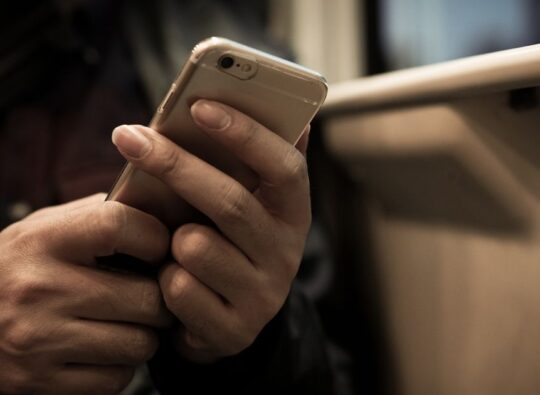 Prejuízos com fraudes por SMS no Brasil já somam R$ 10,1 bilhões