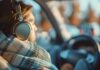 Dirigir com fones de ouvido gera multa? Saiba o que diz a lei