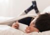 Limitar uso do celular à noite ajuda jovens a dormir melhor e ter mais foco
