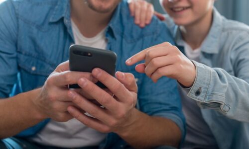 Menores de 16 anos terão que vincular redes sociais às contas dos responsáveis