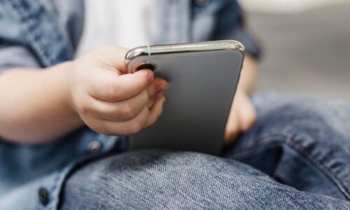 Egito pode restringir acesso de crianças a redes sociais contra “caos digital”