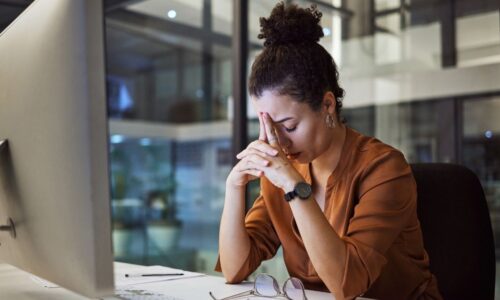 Pesquisa mostra avanço do desgaste emocional e vínculo pouco saudável dos brasileiros com o trabalho