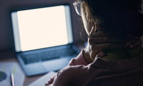 Moderadoras de conteúdo violento e explícito para IA sofrem dano psicológico