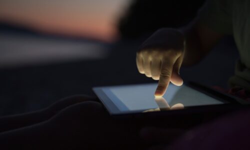 Aplicativo de alertas de emergência é usado para espionar vítimas