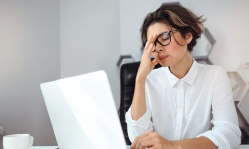 74% das mulheres relatam sobrecarga e acúmulo de funções no trabalho