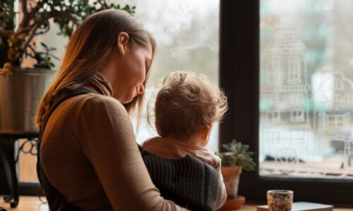 Mercado de trabalho penaliza mães solo com salários menores e precarização