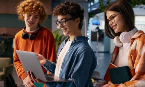 OpenAI lança guias para uso seguro de IA por jovens