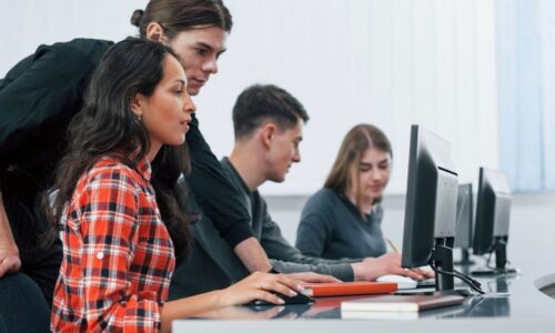 Mais de 800 vagas em concursos de TI reforçam demanda por profissionais