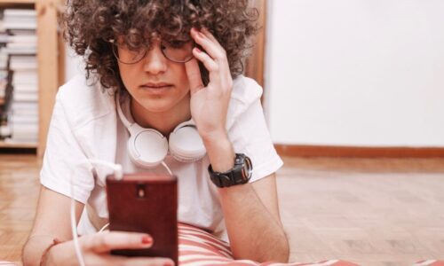 Conteúdos sobre TDAH e TEA nas redes têm alto índice de erro, aponta estudo