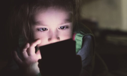 Explosão de denúncias expõe uso de IA para criar conteúdo de abuso infantil