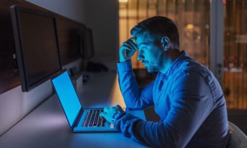 Receio de substituição por IA faz profissionais intensificarem rotina de trabalho