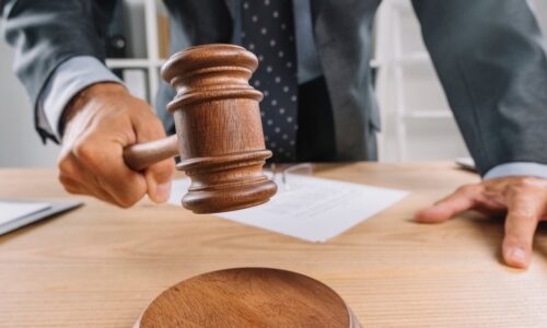Juiz multa advogadas por comando para IA escondido em petição