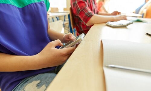 Escolas municipais de Uberlândia restringem uso de celulares em sala de aula