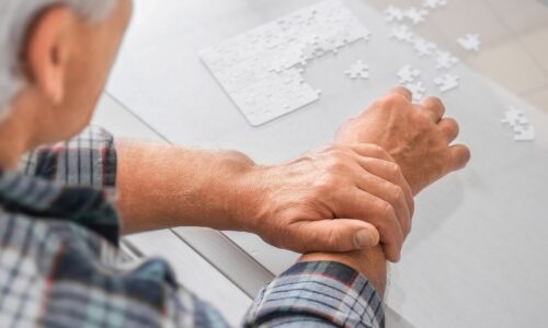Startup aposta em IA para acelerar tratamento experimental de Parkinson