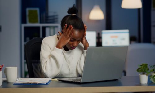 Esgotamento profissional: saiba como identificar a síndrome de burnout