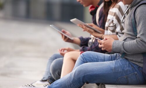 Reino Unido anuncia proibição das redes sociais para menores de 16 anos