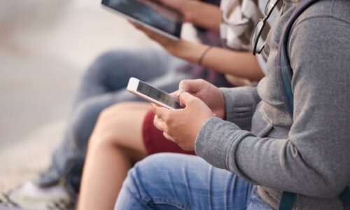 Proposta do governo britânico amplia controle sobre uso de redes sociais por adolescentes