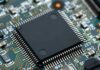 Tecnologia inspirada na física quântica avança com novo chip para IA