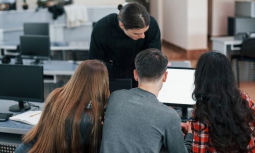 Pesquisa revela que quanto mais jovem, mais se muda de emprego no Brasil