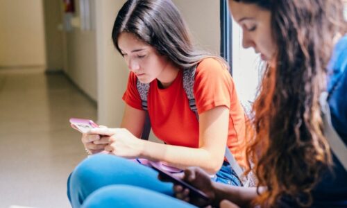 Uso excessivo de telas pode afetar conexões neurais em crianças e adolescentes