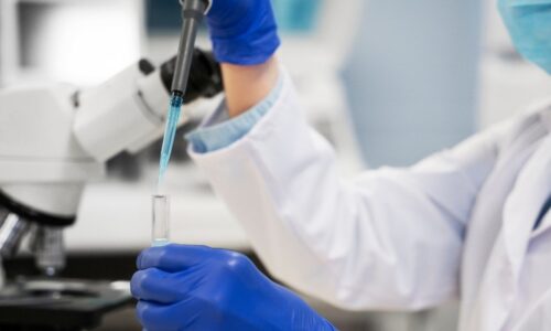 Vacina projetada por IA promete ampla proteção contra coronavírus