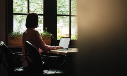 Estudo revela desaceleração do emprego entre mulheres jovens e descarta IA como causa