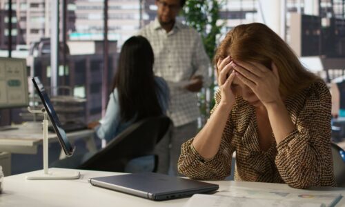 Setor de TI aparece entre as áreas com maior risco de burnout no Brasil