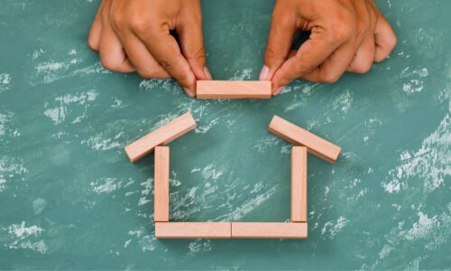 Solução desenvolvida na América Latina transforma lixo plástico em moradias