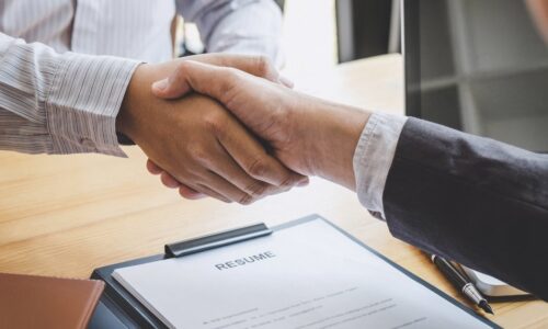 Trocar de emprego ou ficar anos na mesma empresa? Especialistas explicam estratégias
