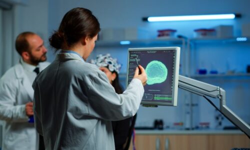 Médicos usam IA durante cirurgia para auxiliar na retirada de tumor cerebral