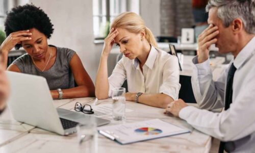 IA economiza tempo, mas trabalhadores estão ficando com mais tarefas