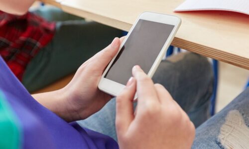 Mais de 80% das escolas brasileiras já proíbem uso de celulares