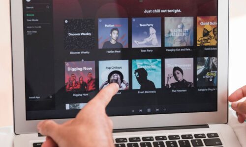 Spotify endurece regras contra spam e retira 50 milhões de faixas de IA