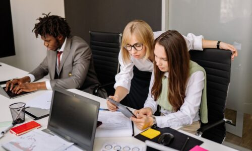 Empresas investem em IA, mas resultados financeiros ficam abaixo das expectativas